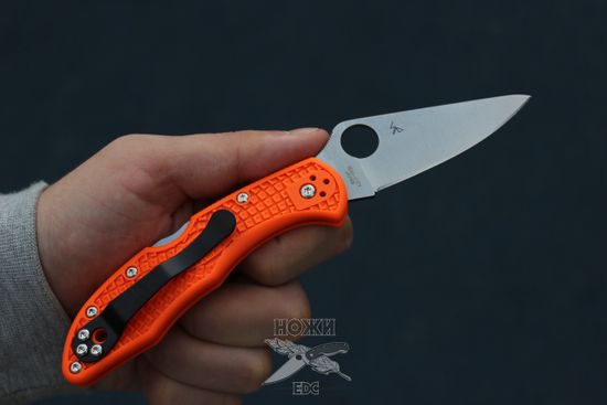 Нож складной Spyderco Delica Knife Flat Ground Orange C11FPOR c клинком из стали VG-10, рукоять FRN