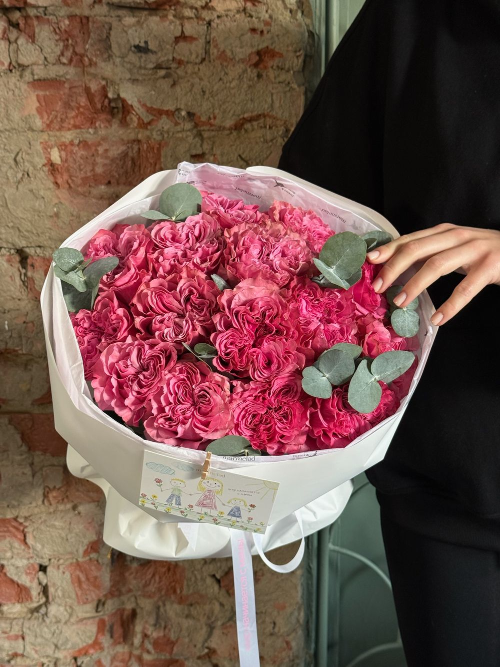 Букет из яркой одноголовой розы и эвкалипта 15 шт