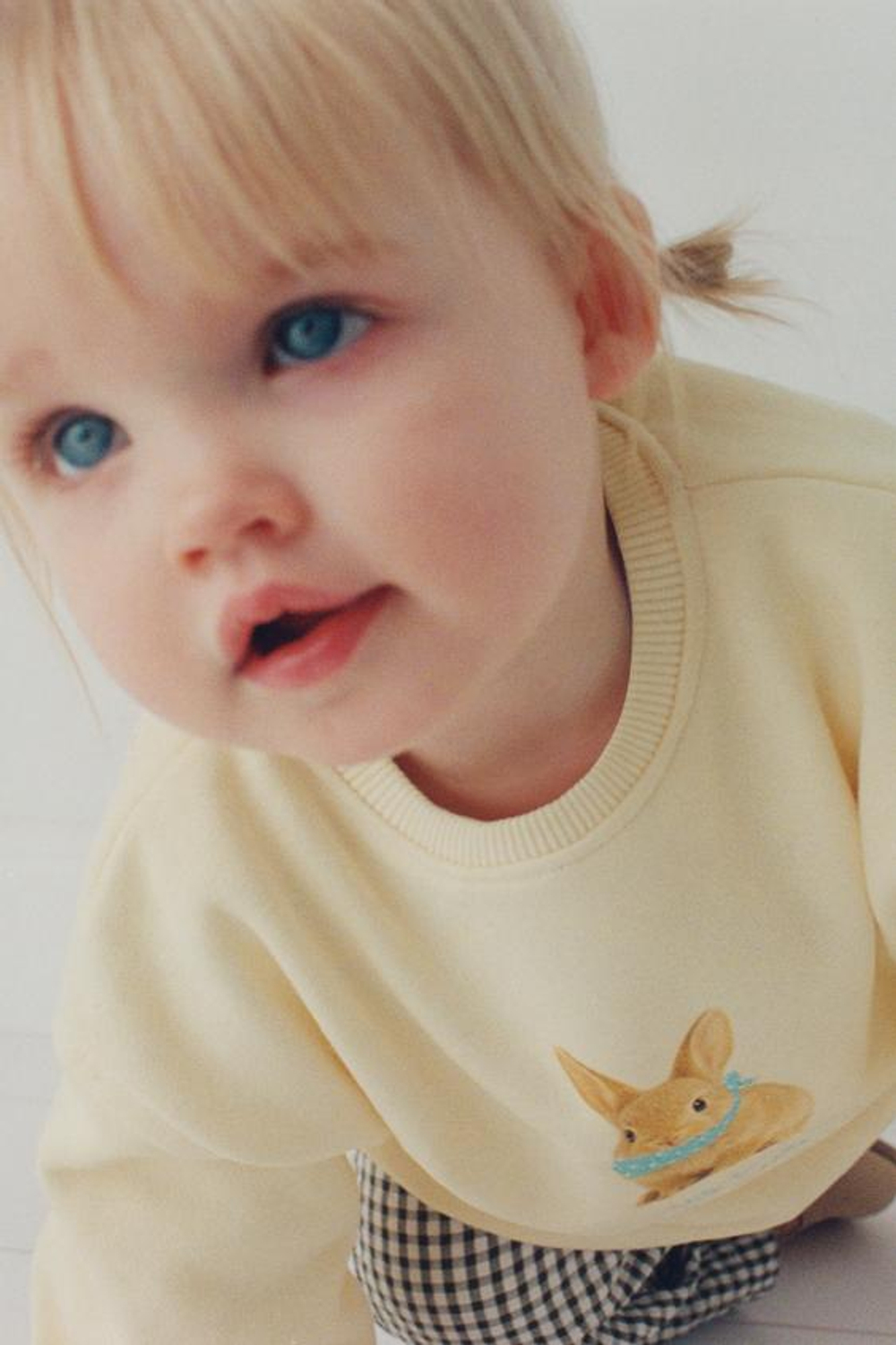 ZARA ТОЛСТОВКА С ВЫШИТЫМ КРОЛИКОМ, СВЕТЛО-ЖЕЛТЫЙ