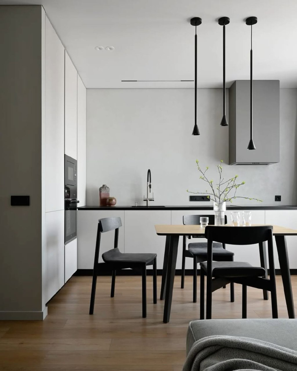 Современный лаконичный светильник с вытянутой чёрной формой.