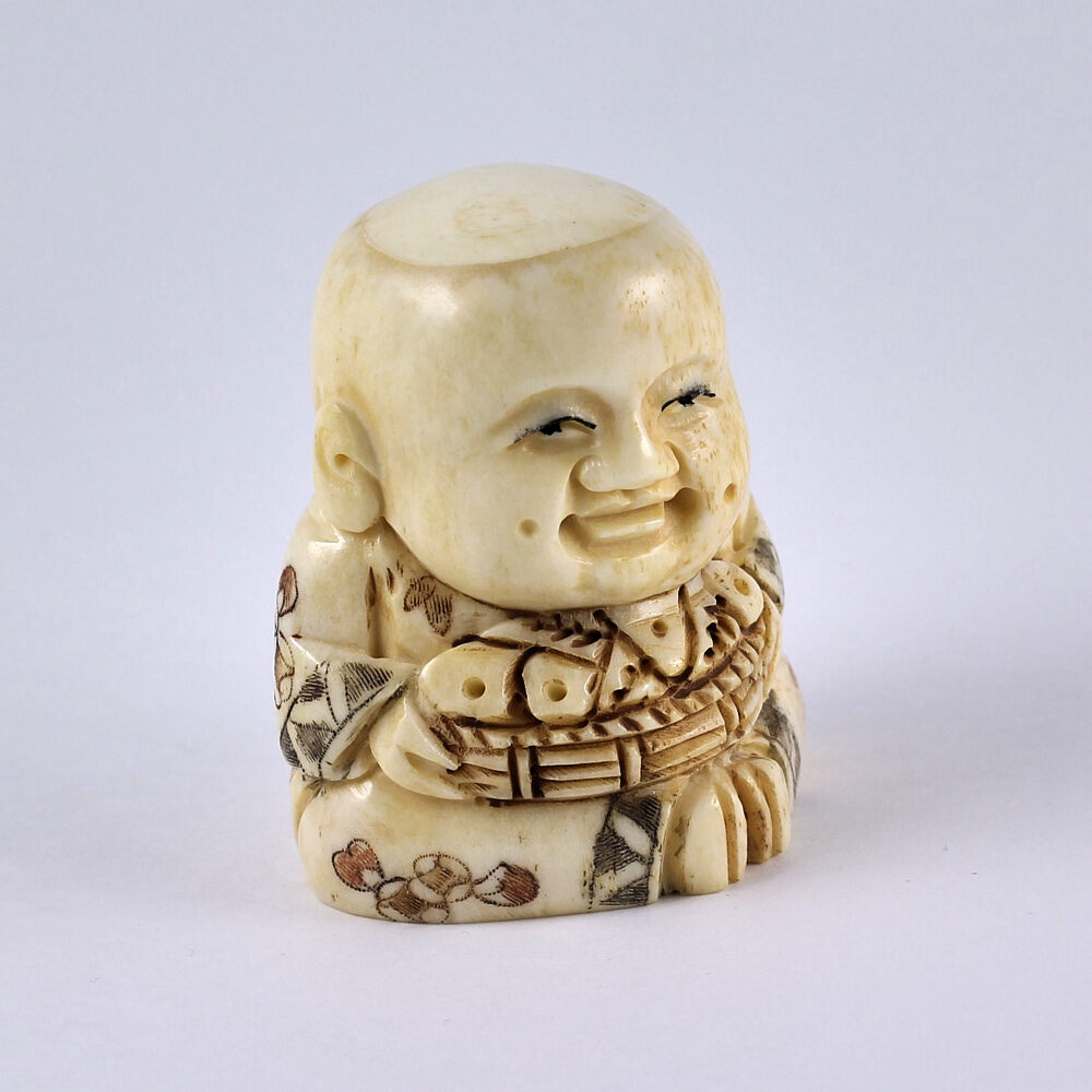 Нэцкэ Ребенок с корзиной рыбы