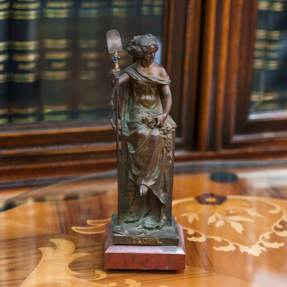 Аллегорическая скульптура «Флора»