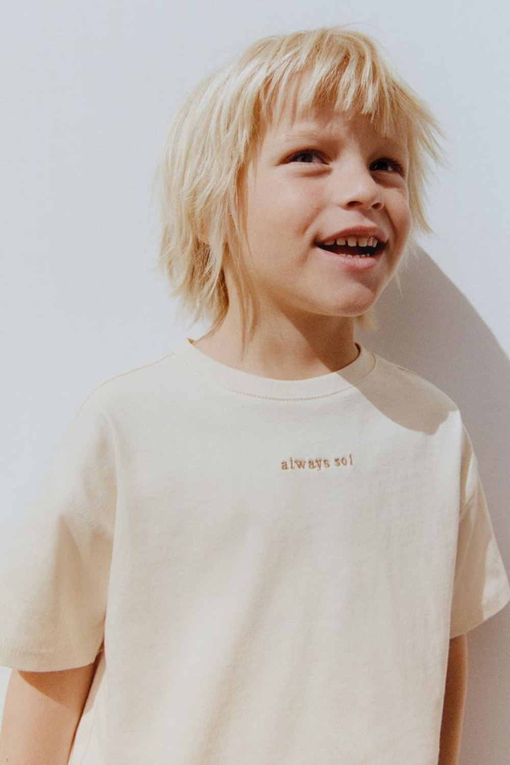 ZARA ФУТБОЛКА С ВЫШИТОЙ НАДПИСЬЮ, СВЕТЛО-БЕЖЕВЫЙ