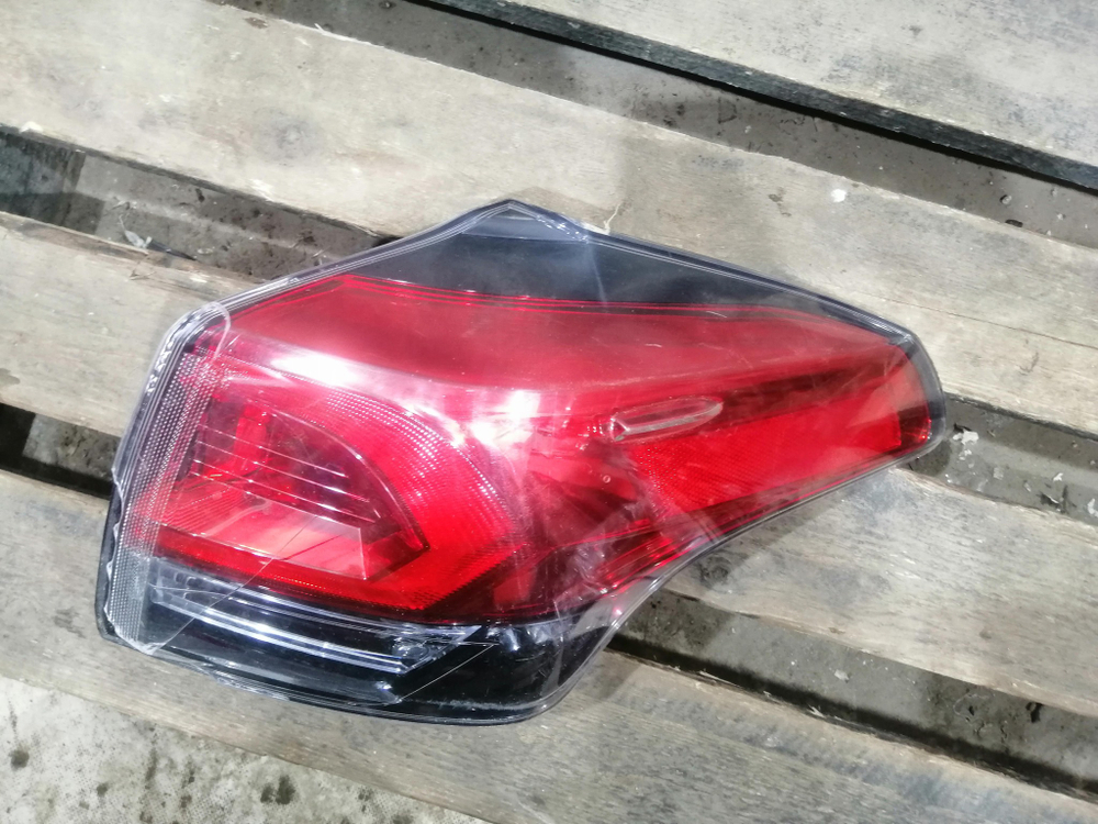 Фонарь задний правый внешний Toyota RAV4 IV (XA40) 15-19 Б/У Оригинал 8155042200