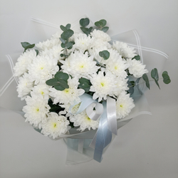 Букет хризантем с эвкалиптом Анна