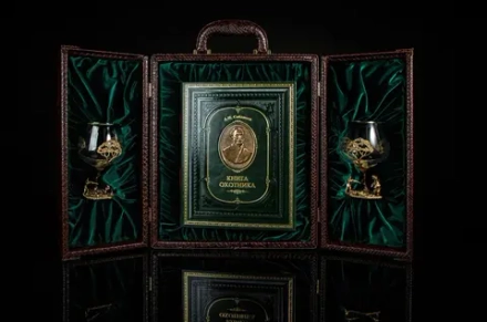 Набор "Охота" подарочный в футляре: книга с бронзовым барельефом "Книга охотника" с бокалами для коньяка