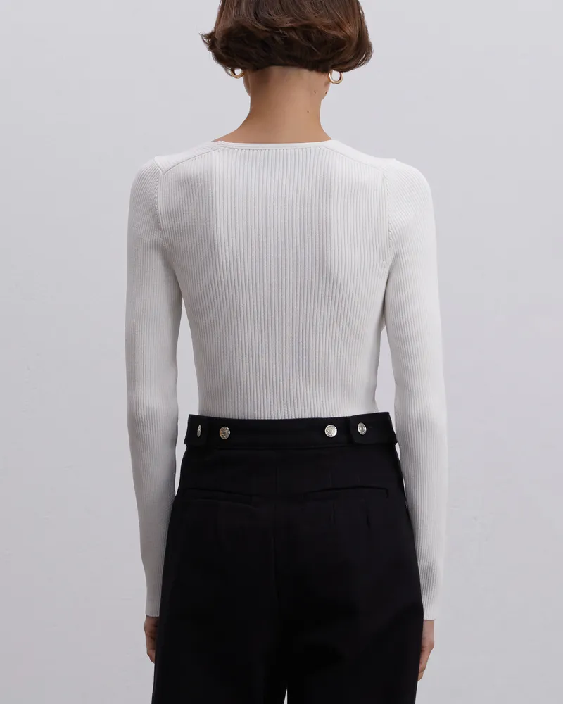 Белый лонгслив из вискозы с V-образным вырезом