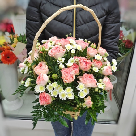 Корзина с хризантемами и кустовыми розами