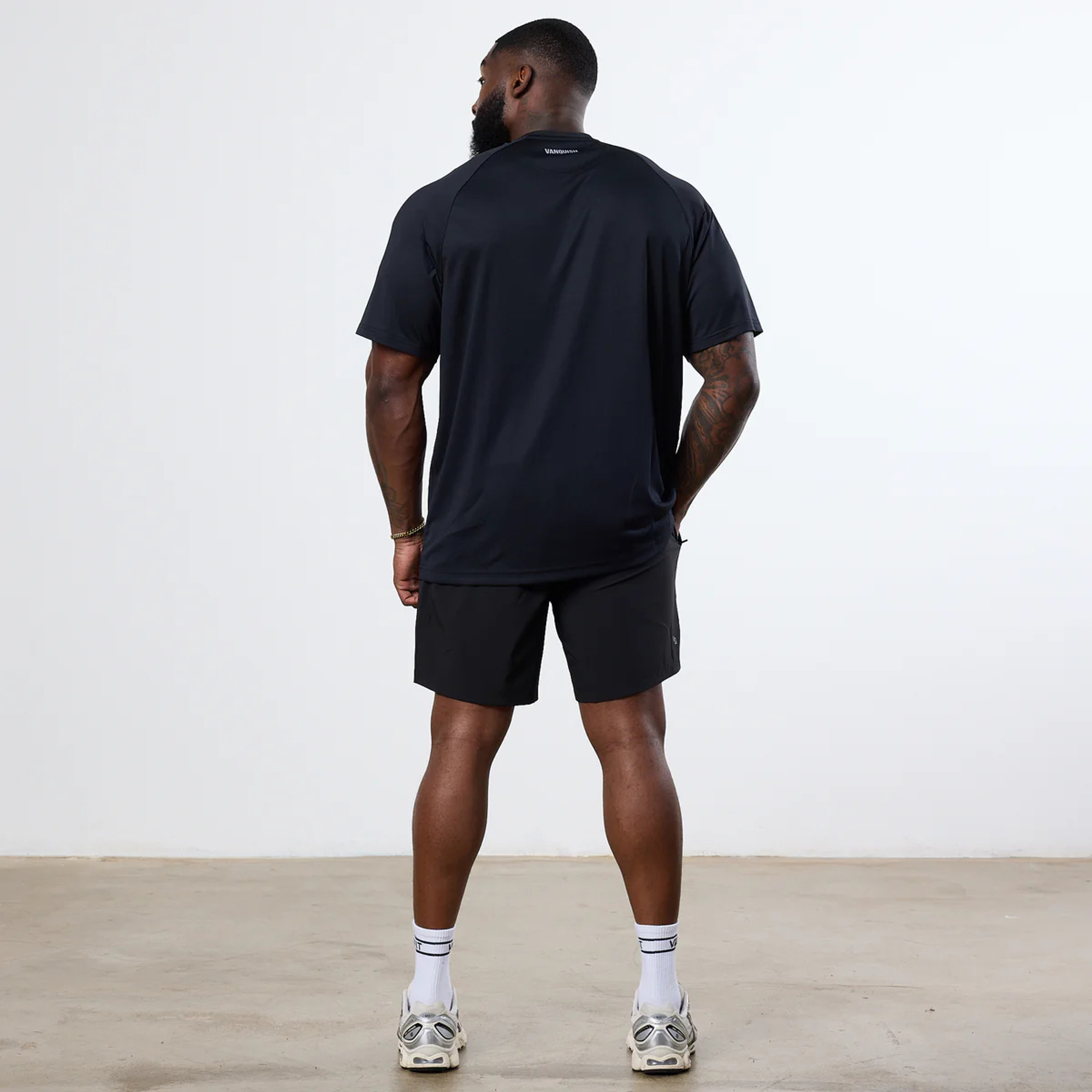 Шорты VANQUISH Essential Performance Shorts Black