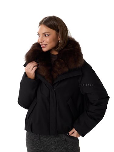 Короткая черная парка с песцовым воротником