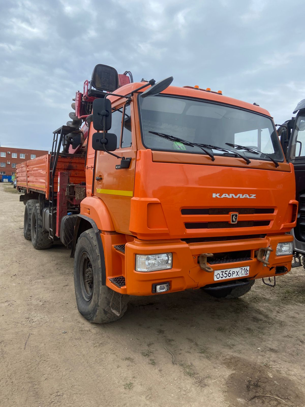 Кран центр "КАМАЗ" 659100 на шасси КамАЗ 43118 6x6 Бортовой с КМУ 659100 (Дизельный, 6,7 л, 292 л.с.