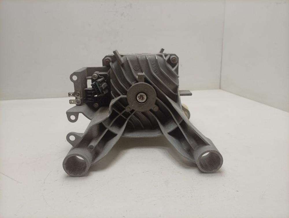 WLL2416EOE/01 кт73 Двигатель для стиральной машины Bosch 1BS6525-8BC б/у