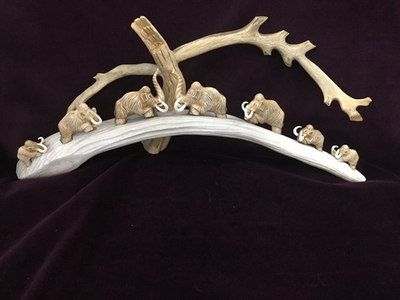 Семь мамонтов, скульптурная композиция из рога лося