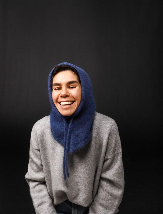 Капюшон из альпака синего цвета