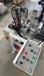 ПОЛНОСТЬЮ АВТОМАТИЧЕСКИЙ КОПИРОВАЛЬНО-ФРЕЗЕРНЫЙ СТАНОК ALUMCINCO-SUEDA С PLC УПРАВЛЕНИЕМ для создания отверстий под петли в алюминиевых мебельных фасадах