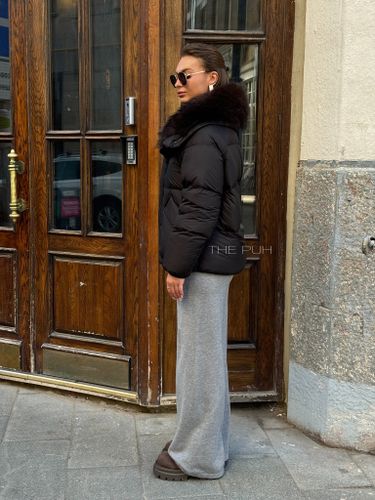 Короткий черный пуховик с мехом енота