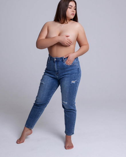 Джинсы голубые рваные женские