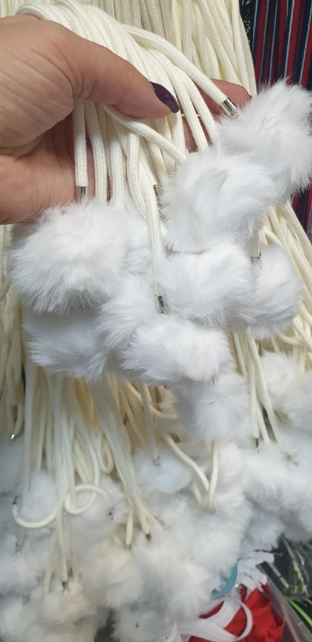 Шнурок (130 см), цвет- Белый с помпоном