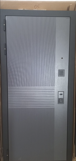 Входная металлическая дверь с зеркалом Бункер HIT B-05/ ФЛЗ-1 Сандал белый