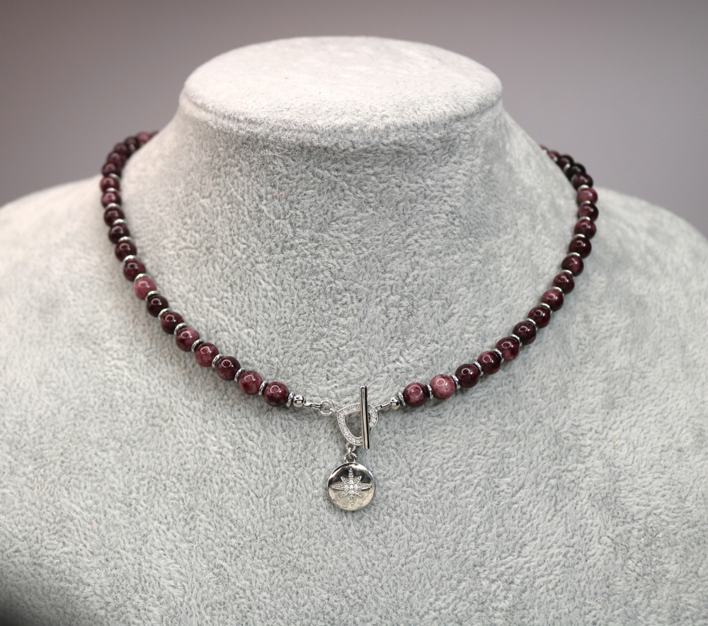 Колье-чокер с корундом «Винный ритм»