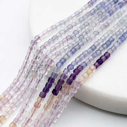 Флюорит куб бусины, размер около 2,2 мм, цена за отрезок 19 см (1/2 нити)