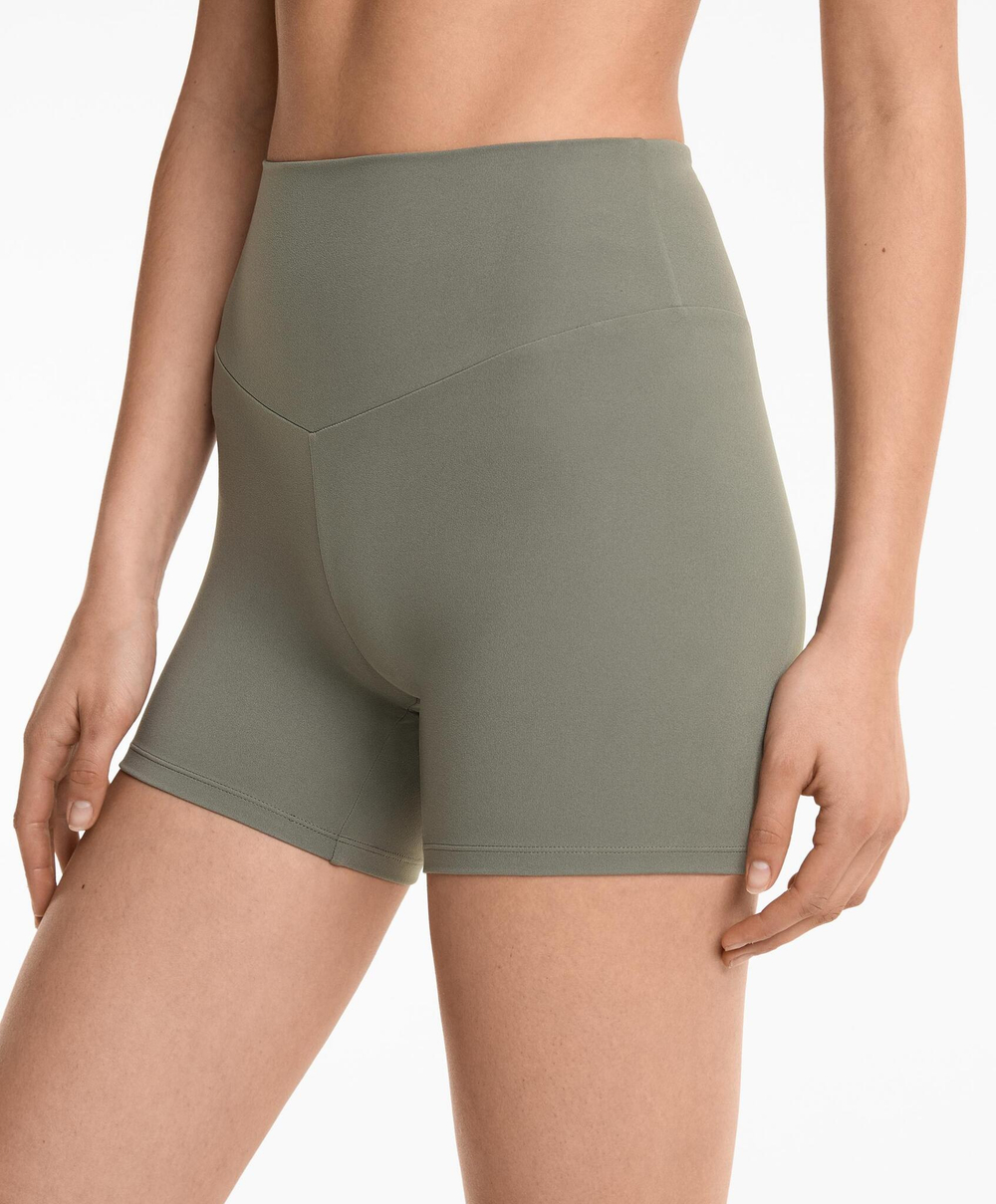 OYSHO Облегающие шорты Comfortlux с высокой посадкой длиной 10 см, светлый хаки