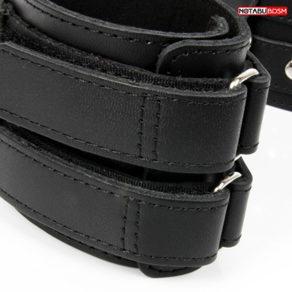 Черные широкие кожаные наручники с заклепками на карабине Bior Toys Notabu NTB-80354