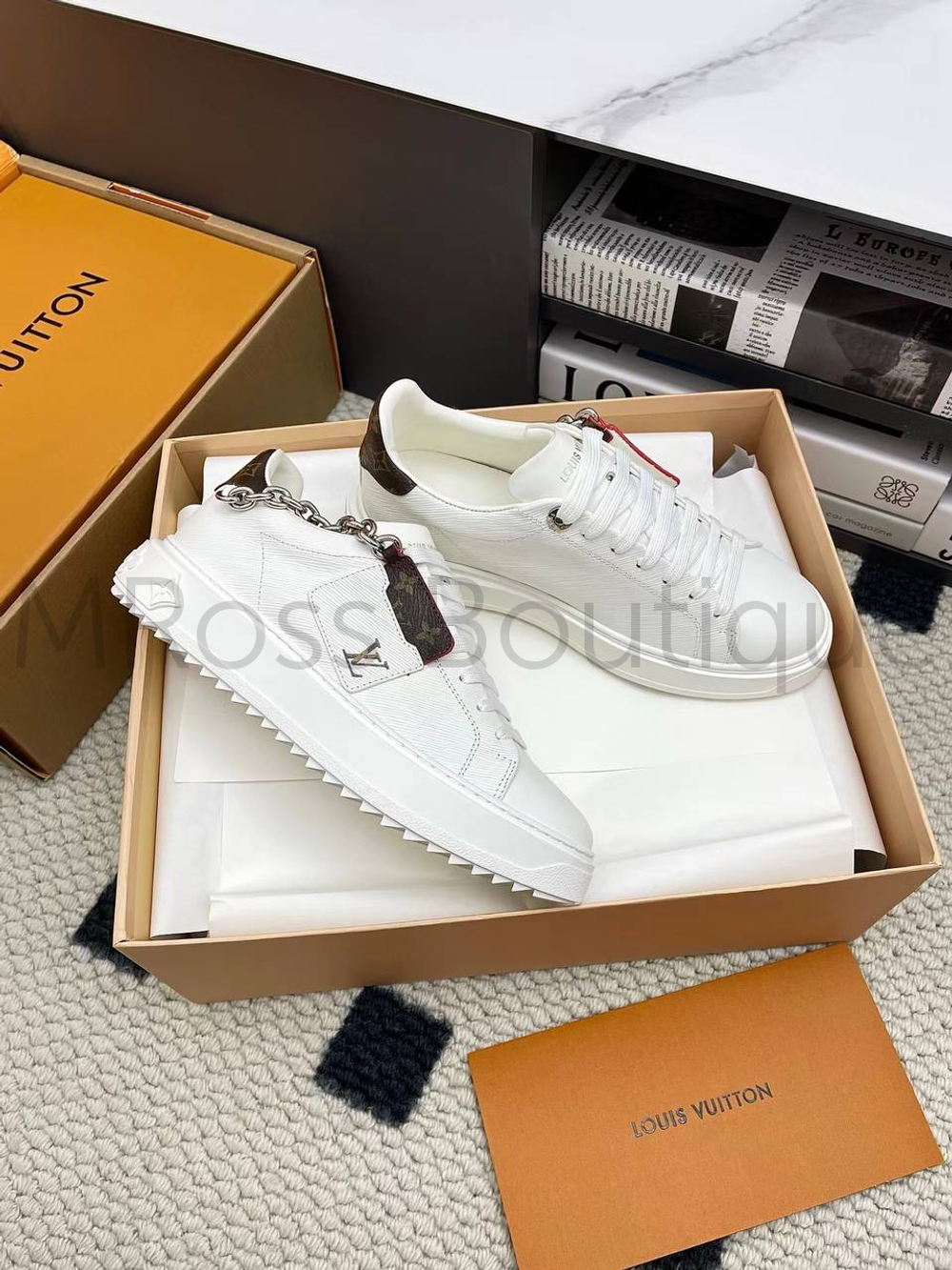 Женские кеды Louis Vuitton Time Out в белом цвете с цепью