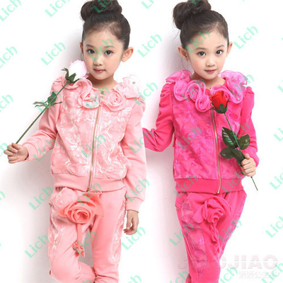 Костюм спортивный из толстовки и брюк с объемными цветами