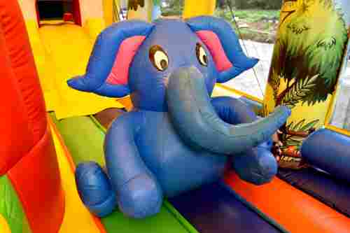 Надувной батут "Зверята с крышей 3" со скалодромом, 14*7*6 м