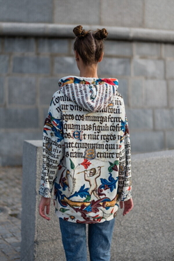 Худи "Манускрипт", по мотивам готического шрифта и иллюстраций из Бревиария короля Мартина Арагонского