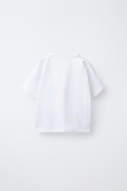 ZARA ФУТБОЛКА ИЗ ТКАНИ С ПРИНТОМ, ЖЕЛТОВАТО-БЕЛЫЙ