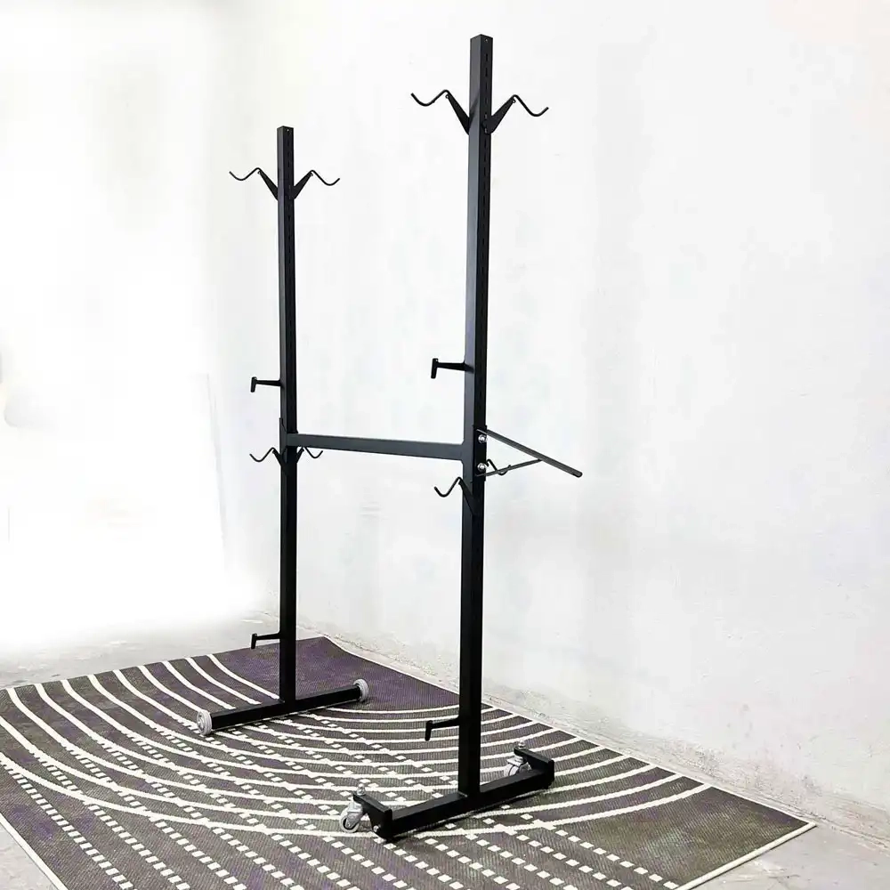 Подкатная стойка для хранения велосипедов в гараже, черная металлическая система на колесиках.