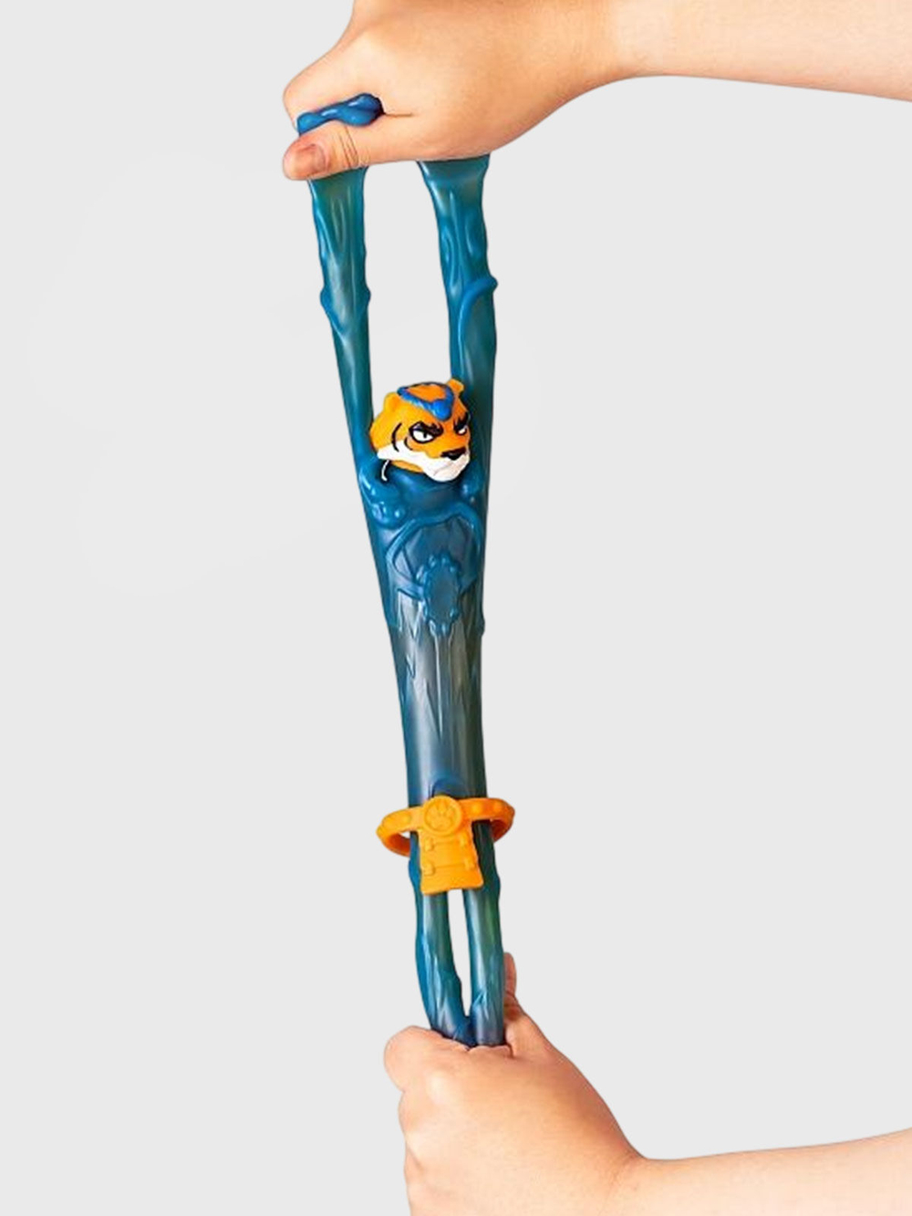 Фигурка GooJitZu Смэш Страйкерс тянущаяся 42838