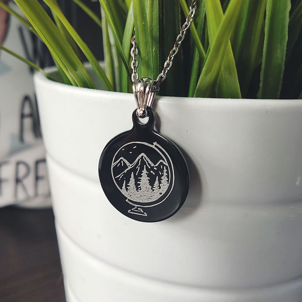 Кулон чёрный для путешественника с гравировкой на заказ