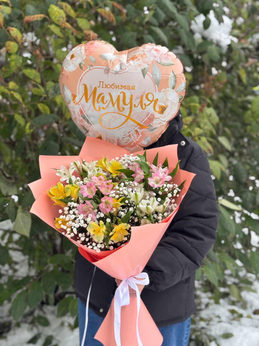 Букет цветов Альстромерии микс с гипсофилой + шар Мамуле