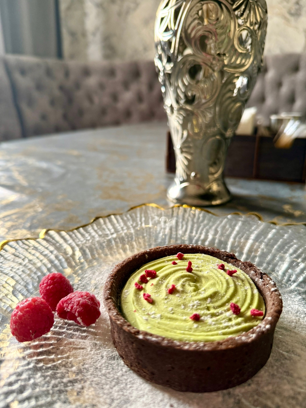 Десерт фисташковый с малиной и творожным сыром