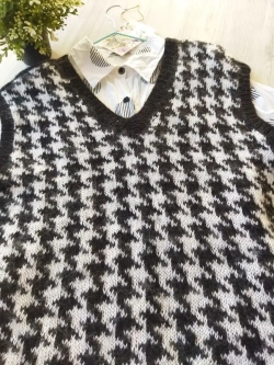 Жилет вязаный ажурный
