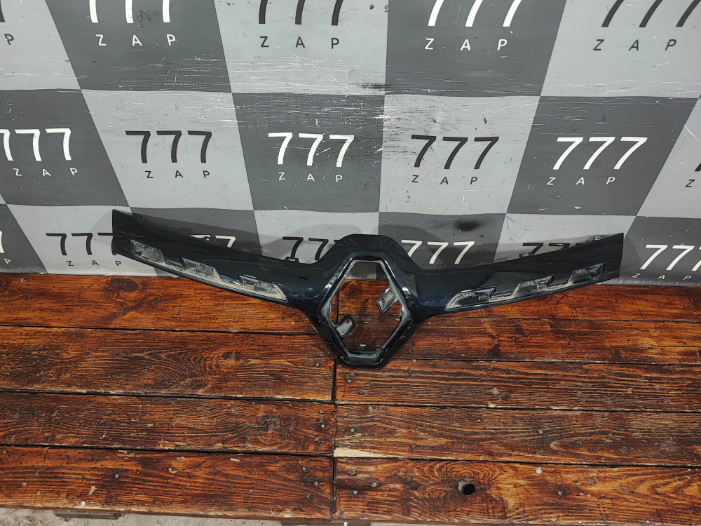 Накладка решетки радиатора Renault Kaptur 20-22 Б/У Оригинал 623825689R