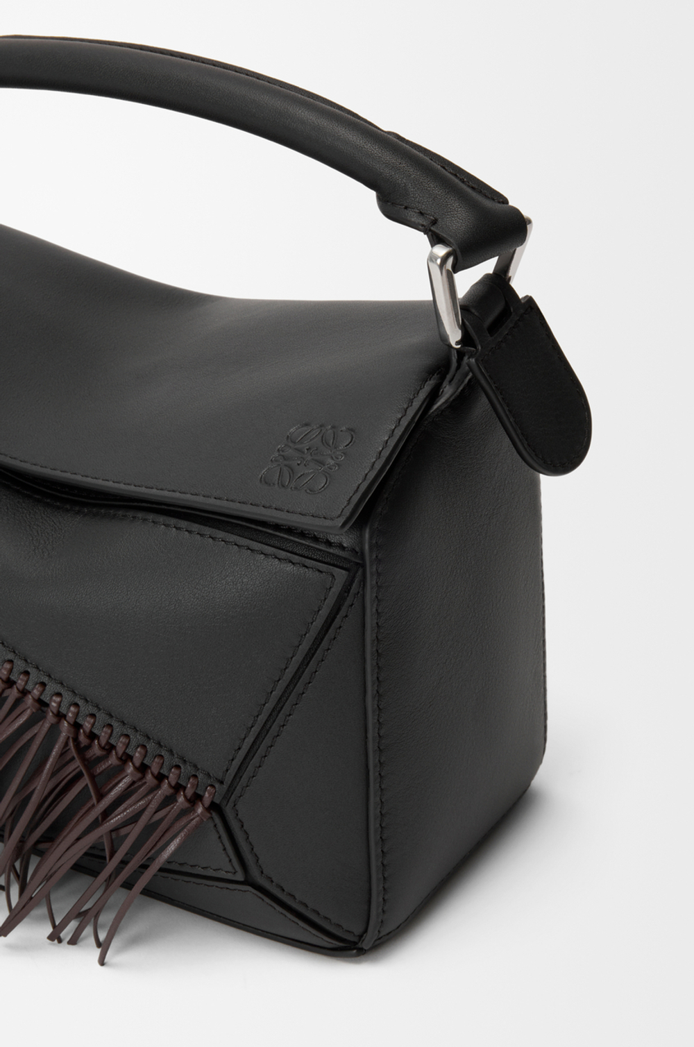 Loewe Маленькая сумка Puzzle с бахромой из классической телячьей кожи, черный