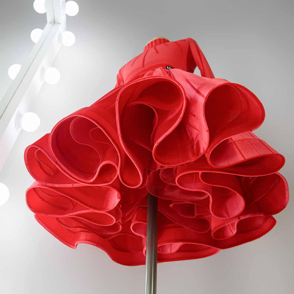 красное платье для бальных танцев