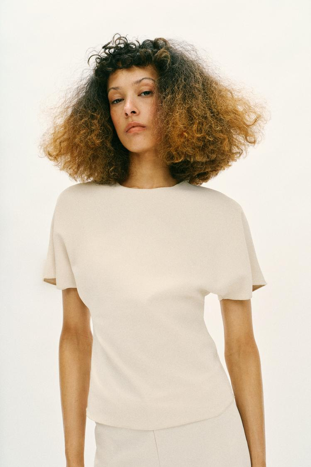 ZARA ТОП С ВЫРЕЗОМ И КОРОТКИМИ РУКАВАМИ, ЭКРЮ