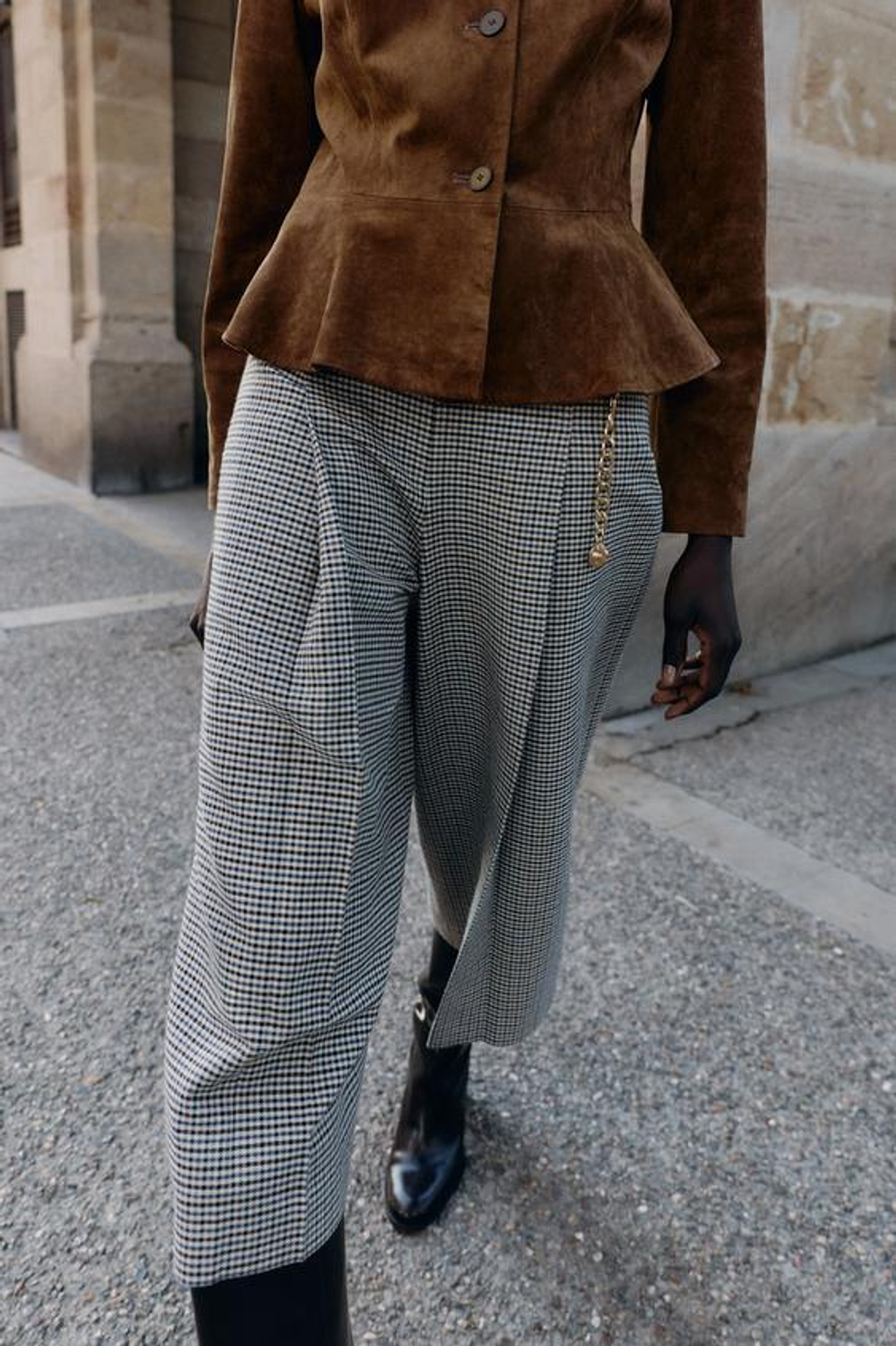 ZARА ДЛИННЫЕ БЕРМУДЫ «ГУСИНАЯ ЛАПКА» С РЕМНЕМ И ЦЕПОЧКОЙ, ЭКРЮ/СИНИЙ