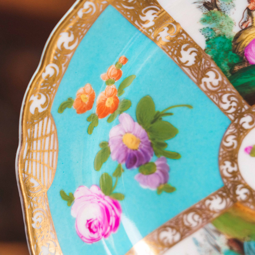 Декоративная тарелка с галантными сценами и цветочным орнаментом