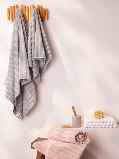 Полотенце банное waves серого цвета из коллекции essential, 70х140 см