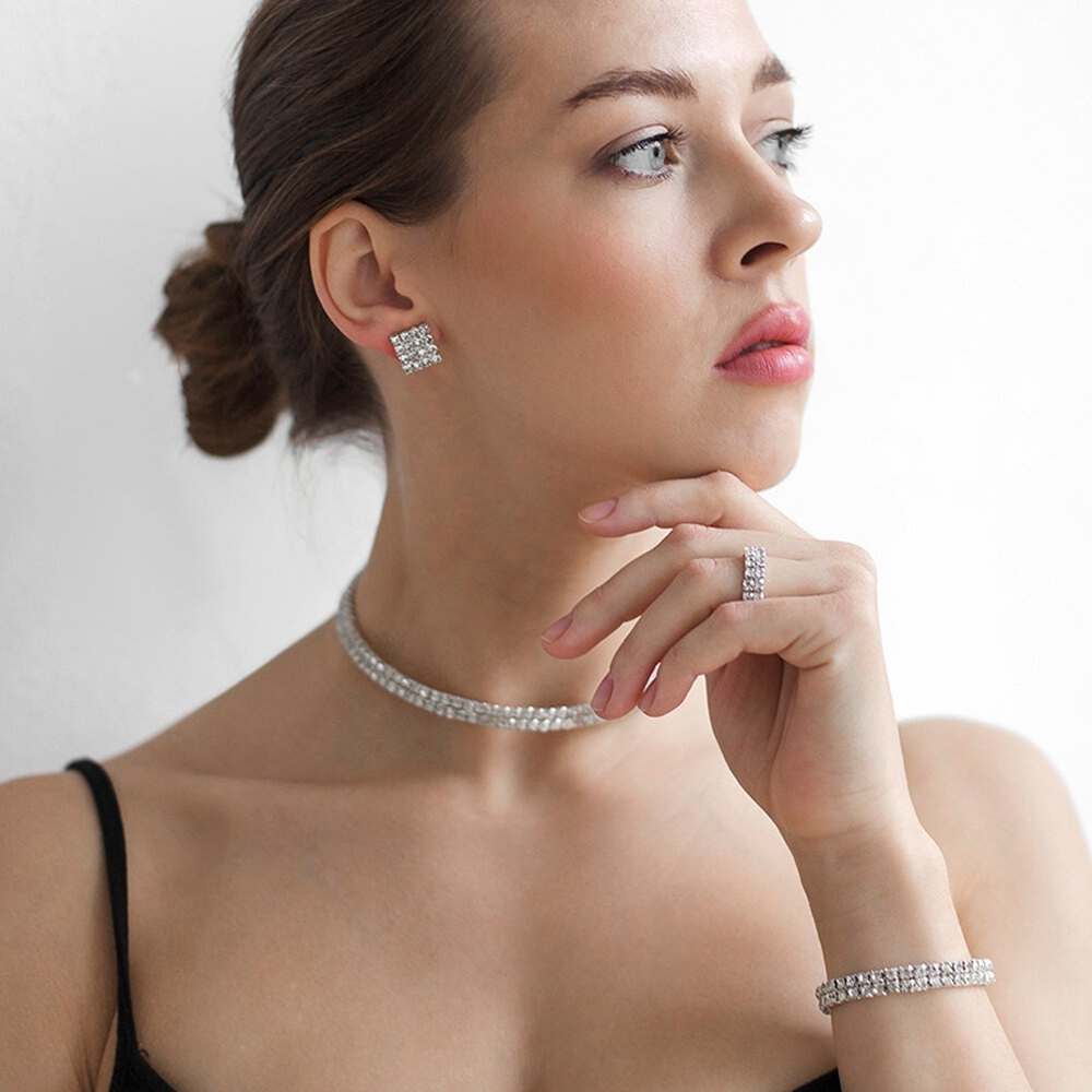 Комплект бижутерии со стразами (кольцо, серьги, браслет, колье)