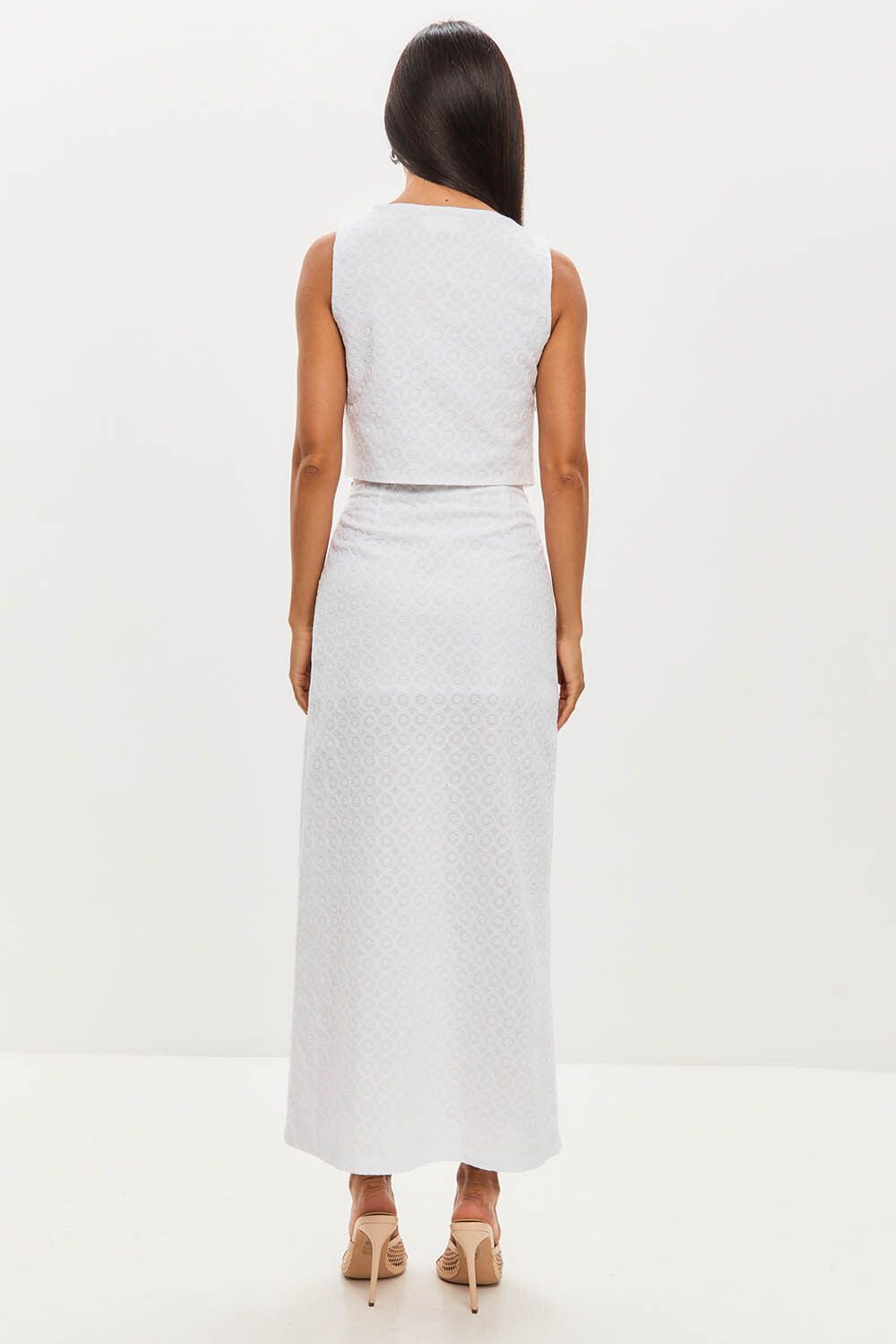 Юбка прямого кроя с разрезом из шитья белого цвета