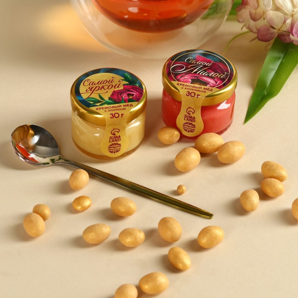Подарочный набор «Ты совершенна»: крем-мёд с клубникой и хлопком 30 г × 2 шт., арахис в шоколадной глазури 70 г, чай чёрный с тропическими фруктами 50 г, ложка