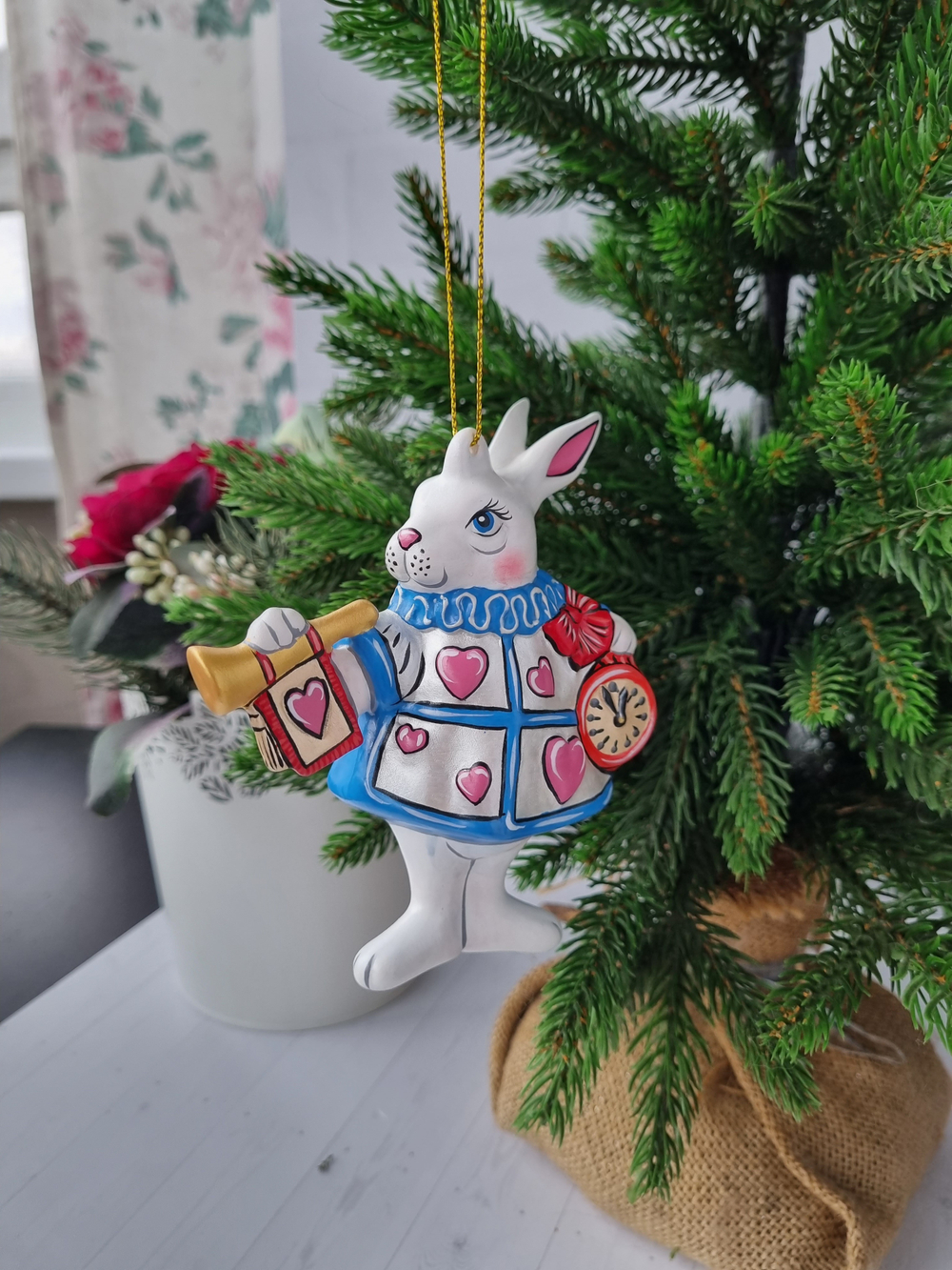 Кролик из Алисы ёлочная игрушка из фарфора