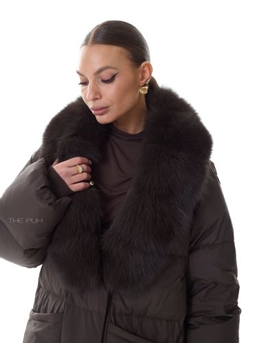 Шоколадный удлиненный пуховик с поясом и меховым воротником